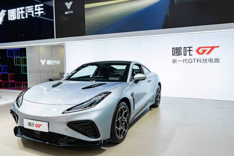 广州116哪吒汽车在智能汽车领域的表现，领途汽车在新能源汽车市场中的影响力